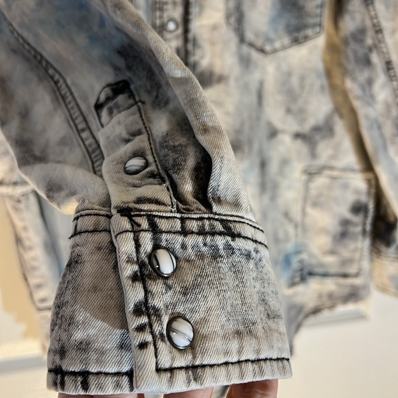 NWOT We The Free Lovestruck Shacket  Acid Washed Blue Snaps Denim Oversized  S - Picture 5 of 9